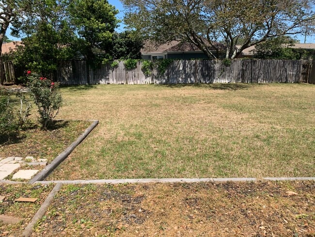 Building Photo - 806 Boulevard De L'Orleans