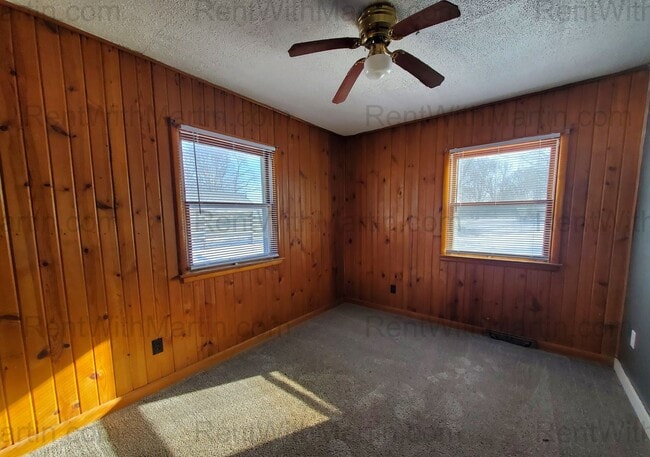 Building Photo - For Rent- Beautiful home in Evansdale! Pets Ok!