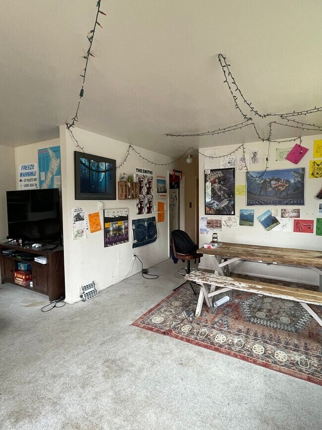 Building Photo - STUDENTS WELCOME! Split-Level Home in Midtown Ft. Collins