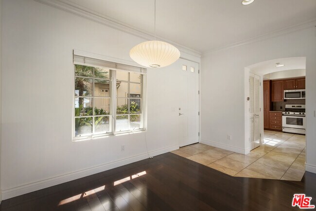 Building Photo - 851 N San Vicente Blvd