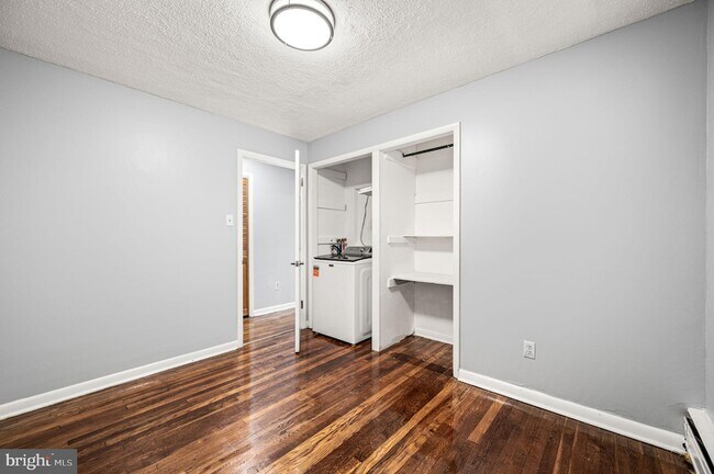 Building Photo - 25 Pennsbury Way E