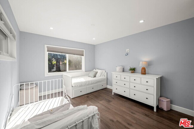 Building Photo - 14034 Valerio St