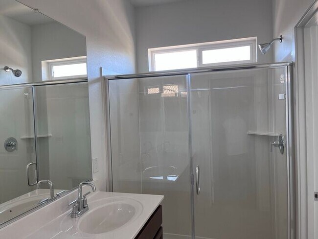 Building Photo - TOWN HOME WITH COMMUNITY POOL , GATED COMMUNITY in GILBERT!