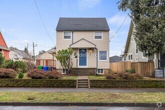 Building Photo - Updated 3 bedroom, 3 Level Home near New S...