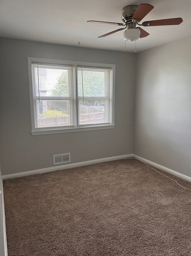 Building Photo - 433 Pembrooke Blvd