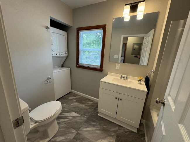Building Photo - “It’s a Fresh Start” — Remodeled 1 Bed with Washer/Dryer Included