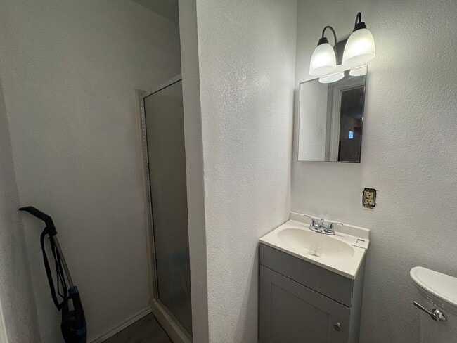 Building Photo - fully furnished 3-bedroom, 2-bathroom