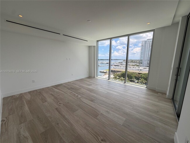 Building Photo - 4714 N Flagler Dr