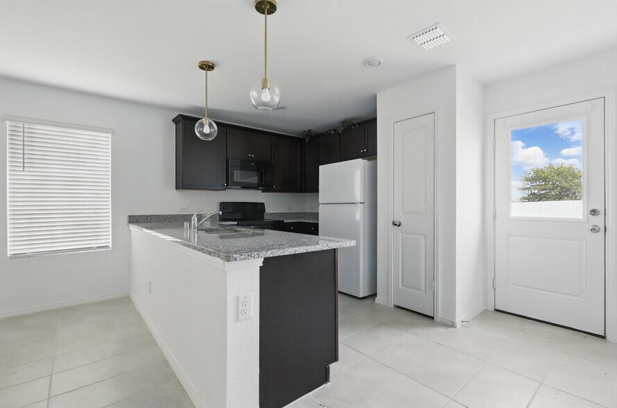 Building Photo - 1364 Beach Dr