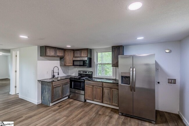 Building Photo - 611 Hunters Ct