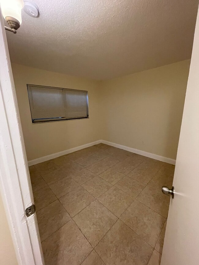 Building Photo - 15225 NE 6th Ave