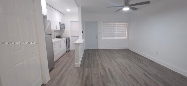 Building Photo - 7901 SW 64th Ave