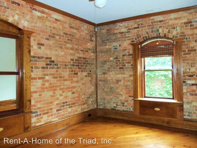 Building Photo - 602 S Elm St