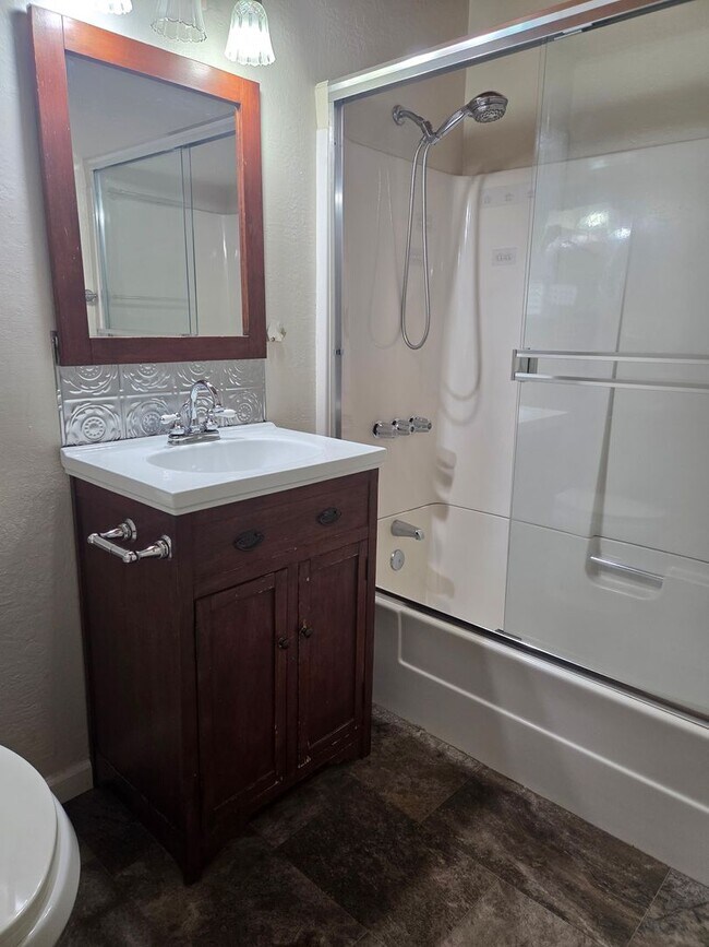 Building Photo - Charming 3-Bed, 2-Bath Home in Peaceful Tw...