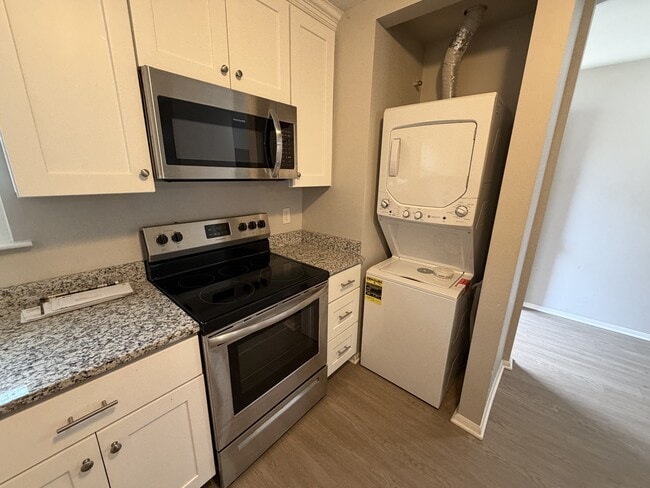 Building Photo - 1455 Longdale Dr