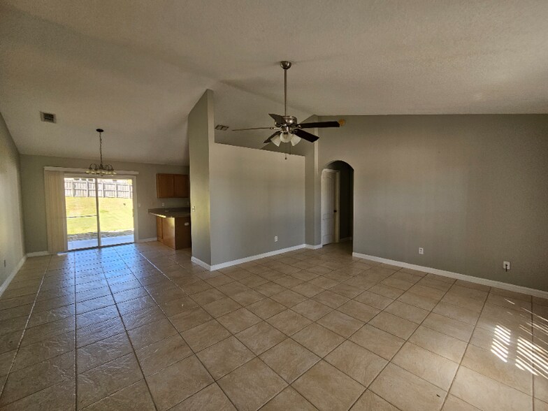 Building Photo - 886 Scenic View Cir