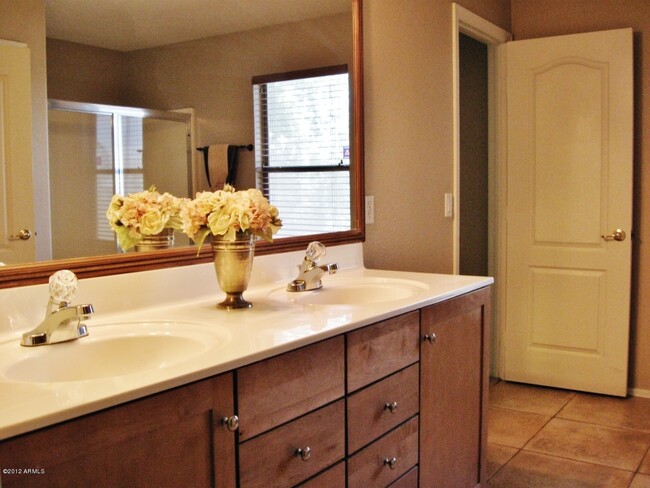 Building Photo - COMING SOON!! LOVELY  5-BEDROOM, 3-BATH GILBERT HOME