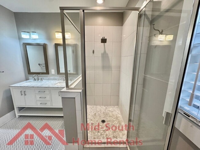 Building Photo - 1046 Tanglewood St