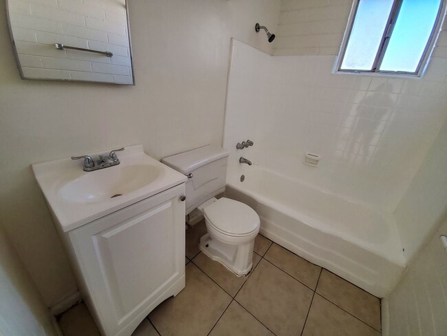 Building Photo - 1608-1610 W. Becker Lane