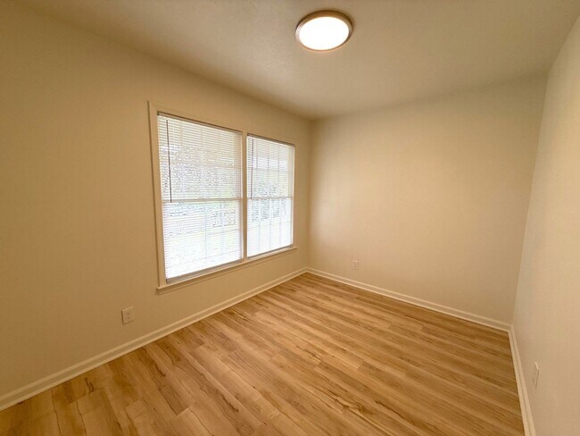 Building Photo - 5805 Blueridge Dr