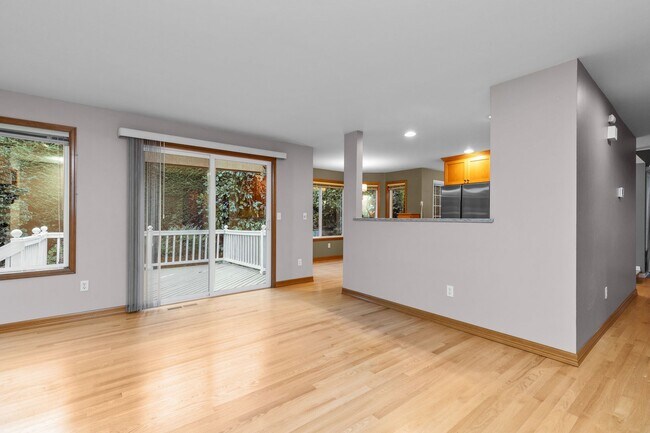Building Photo - Spacious 4 bed/2.5 bath in Kirkland
