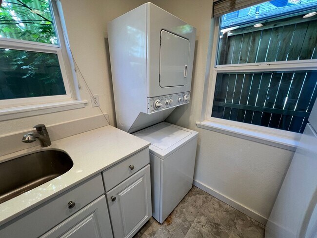 Building Photo - 3033 NE 12th Ave