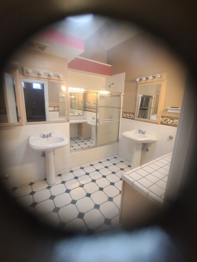 Building Photo - 630 Whitney Ave