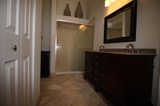 Building Photo - 404 Sabal Palm Ln
