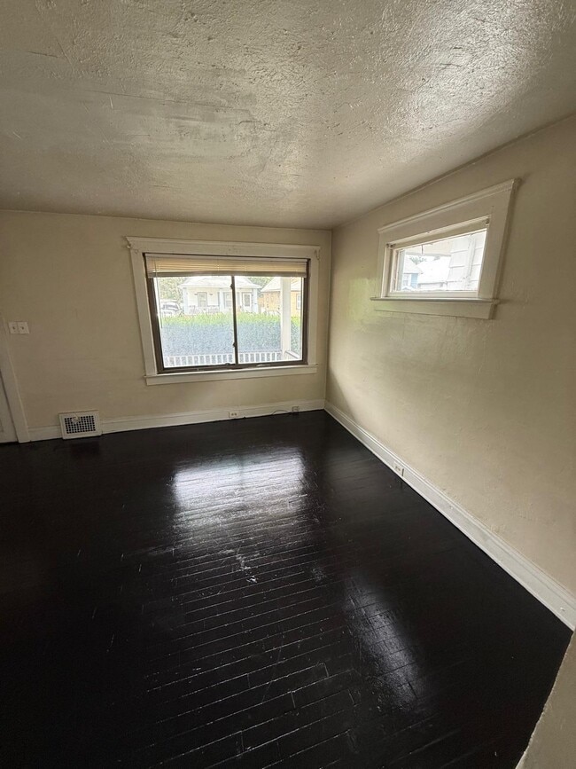 Building Photo - 1485 E 172