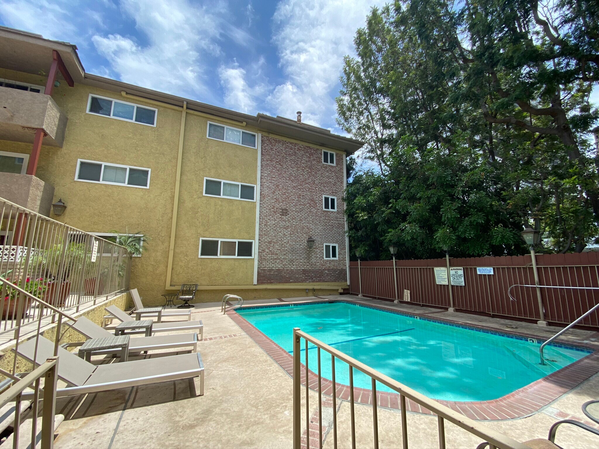 Building Photo - 1262 S Barrington Ave