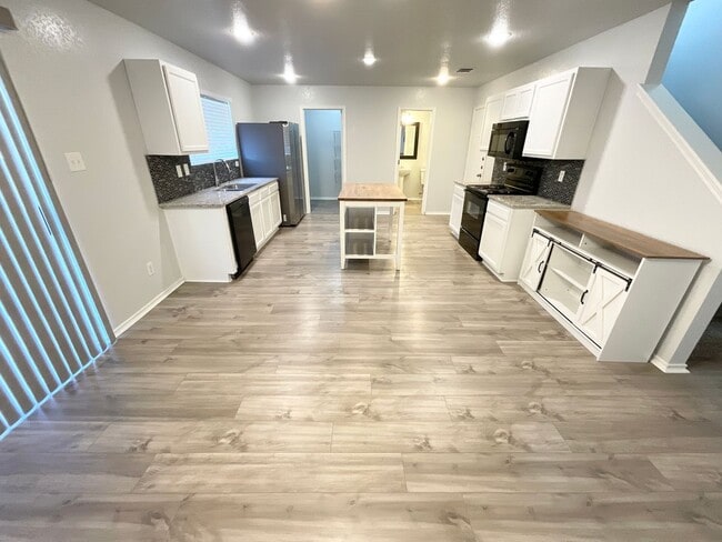 Building Photo - Outstanding 3 bedroom/2.5 bath home in established neighborhood just minutes from Lackland AFB an...