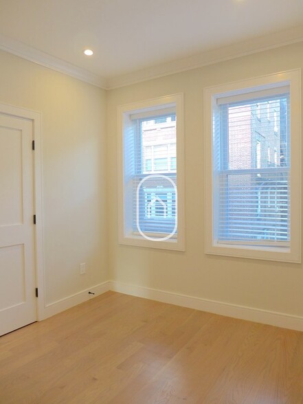 Building Photo - 186 Kelton St