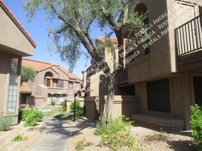 Building Photo - 925 N College Ave