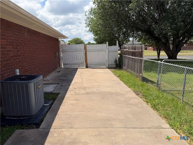 Building Photo - 3404 Granite Dr