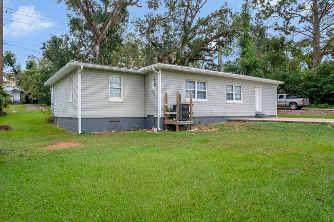 Building Photo - 242 S Lipona Rd