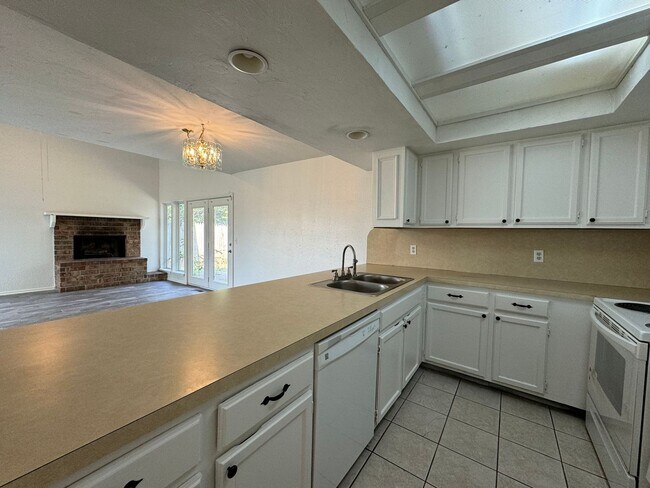 Building Photo - 1825 Sq Ft- 3 Bed/2Bath Duplex- All Appliances Included