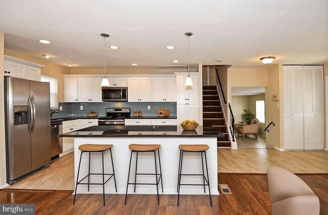 Building Photo - Beautifully renovated 3-bedroom, 2.5-bath detached home