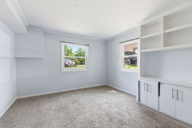 Building Photo - Updated condo in the heart of Green Hills!