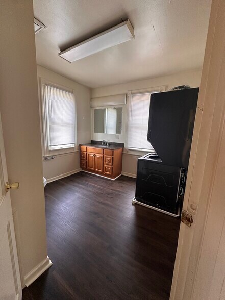 Building Photo - 611 Park St