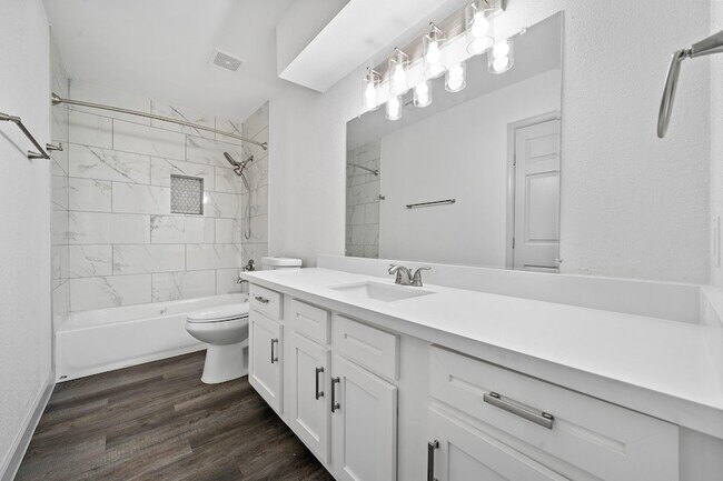 Building Photo - 1714 Huge Oaks St