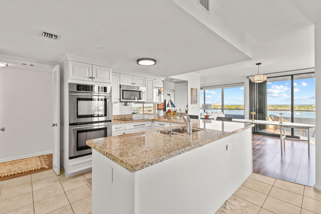 Building Photo - 529 S Flagler Dr