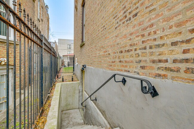 Building Photo - 4829 S Forrestville Ave