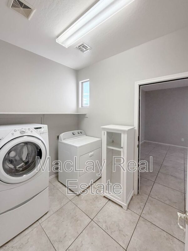 Building Photo - 203 W Cedar Dr