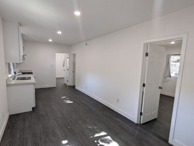 Building Photo - Wonderful 3-bedroom: