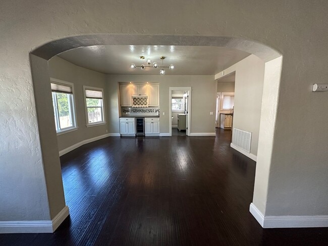 Building Photo - Beautifully Renovated 5 Bedroom Midtown Home