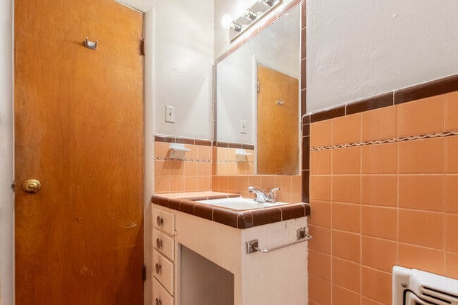 Building Photo - 809 Crescent St