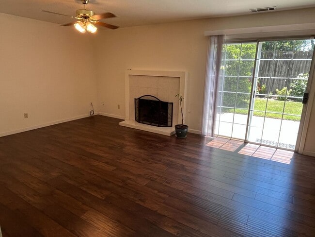 Building Photo - Spacious & Stylish 4-Bed Home in Prime Sto...