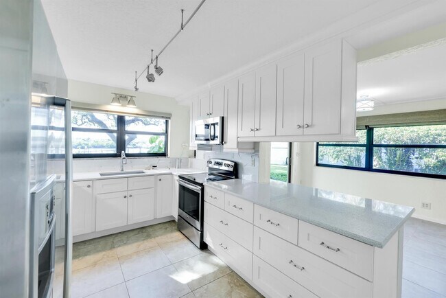 Building Photo - 374 Golfview Rd