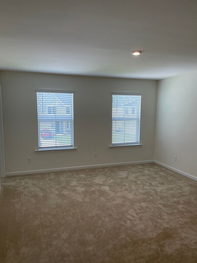 Building Photo - THE COMMONS AT RICHMOND HILL **Rent Specia...