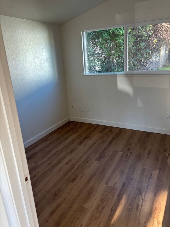 Building Photo - 309 King St